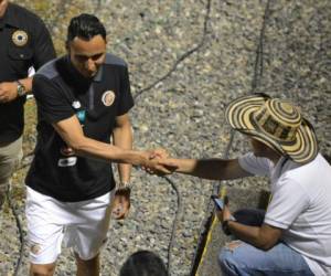 Keylor Navas al momento del reconocimiento de la cancha del estadio Morazán de San Pedro Sula (Foto: Agencias/AFP)