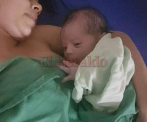 La madre primeriza mostró con orgullo a su retoño.