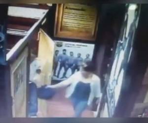 Los ladrones no se percataron que estaban siendo grabados por las cámaras de vigilancia de la tienda.
