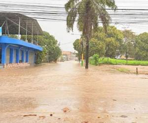 Algunas calles amanecieron anegadas tras las primeras lluvias registradas en la zona norte la noche del lunes.