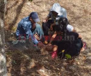 En medio de llanto y pesar la familia rodeó el cuerpo del joven sin poder cree la tragedia que están viviendo. Foto: Alex Pérez/El Heraldo.