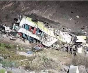 Se desconocen las causas exactas del accidente y no se descarta que debajo de los restos del autobús de dos pisos aparezcan más cadáveres. Foto: Cortesía.