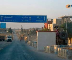 En esta imagen proporcionada por la Agencia de Noticias Hawar, ANHA, una caravana de vehículos militares estadounidenses avanza por una autopista en el nordeste de Siria, el lunes 7 de octubre de 2019. Fotos: Agencia AP.