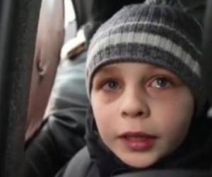 El menor caminó por más de tres horas junto a su madre para escapar de los bombardeos.