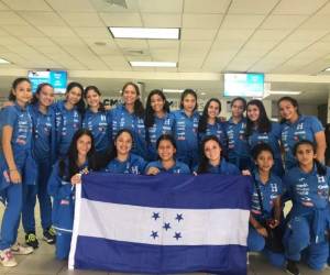 Las seleccionadas hondureñas posan en Toncontín antes de partir rumbo a Ciudad de Panamá. Foto: El Heraldo