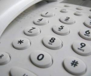 El anciano llamaba para exigir que el personal le pidiera disculpas por violar su contrato. Foto: Internet