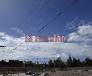 La capital mostraba cielos despejados a eso de la 1:00 de la tarde de este domingo.