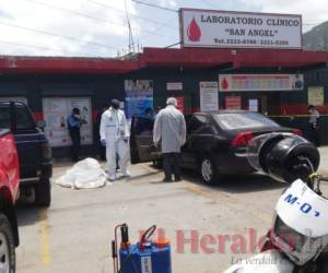 Momento en que Medicina Forense realizaba el levantamiento del cadáver. Fotos: Estalin Irías/EL HERALDO.