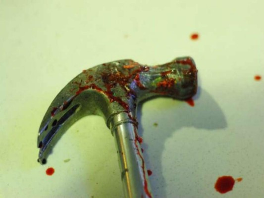 Un hombre le pegó seis golpes con un martillo en la cabeza a su novia y escapó del lugar justificando que su pareja gritaba por temor a unas ratas.