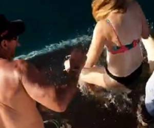 Melissa Brunning dijo que intentaba darles de comer a cuatro tiburones de tipo nodriza leonado que se encontraban junto al yate en el que navegaba.