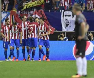 Yannick Ferreira Carrasco celebra junto a sus compañeros la anotación ante el Bayern Múnich (Foto: AFP)