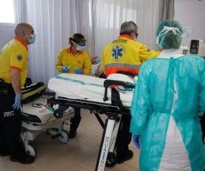 El personal sanitario de los Servicios Médicos de Urgencia de Cataluña (SEM) atiende a un paciente. Foto AFP