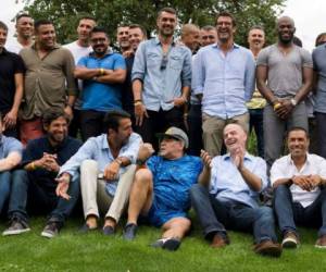 David Suazo (de pie a la derecha), posa junto a figuras de la talla de Maldini, Maradona, Buffon, Ronaldo, Del Piero, Materazzi, entre otros, y al presidente de la Fifa Giani Infantino. (Foto: AFP)