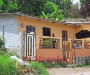 El cuerpo de la menor fue hallado en el patio de su casa.