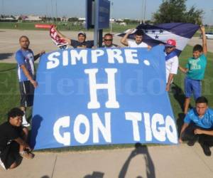Los catrachos se hicieron presentes a la zona donde entrena la Selección de Honduras en Dallas, Texas. (Fotos: Ronal Aceituno / Grupo Opsa)
