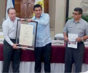 El alcalde Carlos Miranda y el comisionado municipal de seguridad Manuel Hernández recibieron el plan.