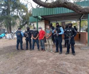 Los dos hondureños y el guatemalteco, siendo trasladados por la Dirección Nacional Policial Antidrogas (DNPA) hacia 'La Tolva', también conocida como 'El Pozo II' en El Paraíso.