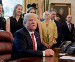 Trump en el Salón Oval de la Casa Blanca, dijo que están fijando la fecha para el encuentro.