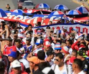 Ultra Fiel hace la fiesta antes del clásico Olimpia-Motagua. Fotos El Heraldo.