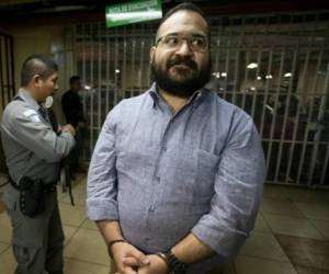 Barbado y con pelo corto, el otrora hombre fuerte de Veracruz escuchó a la fiscalía cuando enumeró la lista de medios de prueba que México aportó para su extradición. Foto: AP