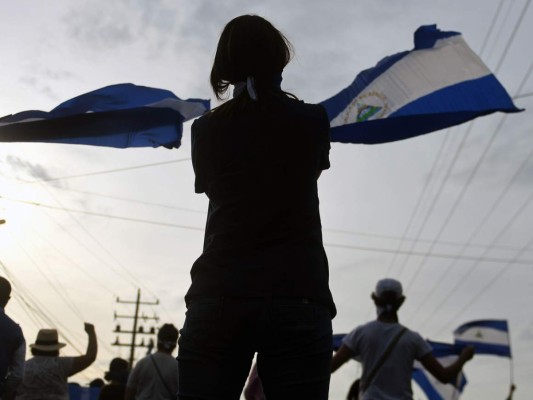 Activistas antigubernamentales realizan una manifestación en Managua, Nicaragua, el 3 de julio de 2018, manifestantes, y la renuncia inmediata del presidente nicaragüense Daniel Ortega y su esposa y vicepresidenta Rosario Murillo. / AFP / MARVIN RECINOS.
