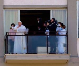 Papa Francisco aparece en un balcón de la Policlínica Agostino Gemelli en Roma. FOTO: AP