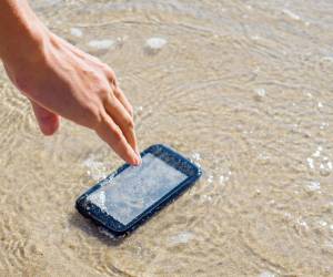 En temporada de vacaciones los teléfonos están más expuestos al contacto con el agua.