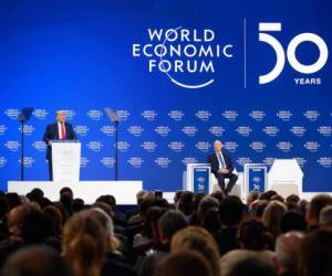 El presidente de los Estados Unidos, Donald Trump (izq.), pronuncia un discurso junto al fundador y presidente ejecutivo del Foro Económico Mundial (WEF) Klaus Schwab en el centro de congresos durante la reunión anual del WEF en Davos, en el este de Suiza. Foto: Agencia AFP.