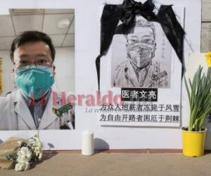 En esta foto de archivo, se muestra un monumento conmemorativo para el Dr. Li Wenliang, quien fue el denunciante del Coronavirus, Covid-19, que se originó en Wuhan, China y causó la muerte del médico en esa ciudad, fuera del campus de UCLA en Westwood, California. Foto: Agencia AFP.