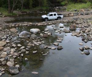 La camioneta de EL HERALDO Plus avanza sobre el río Guacerique, a la altura de la aldea El Empedrado, un tramo que la histórica sequía de este año transformó en una carretera de piedras.