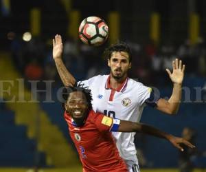 Pierre Paulson en acción con el costarricense Bryan Ruiz. Fotos: AFP