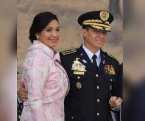 Sauceda Guifarro durante una ceremonia de ascendos acompañado de su esposa. Foto Grupo OPSA