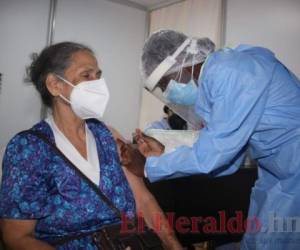 Honduras debía comenzar la vacunación de mayores de 60 años en abril de 2021. Foto: El Heraldo
