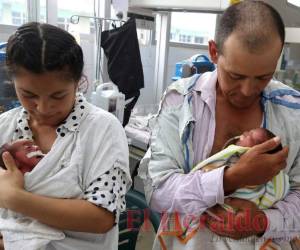 Los padres se aferran a sus tres retoños, quienes requieren cuidados especiales debido a que son prematuros.