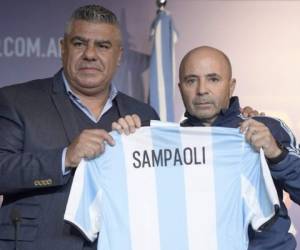 The Argentine football association (AFA) president Claudio Tapia (L) presents the Argentine football team's new coach Jorge Sampaoli during a press conference in Ezeiza, Buenos Aires, Argentina, on June 1, 2017. / AFP PHOTO / JUAN MABROMATA