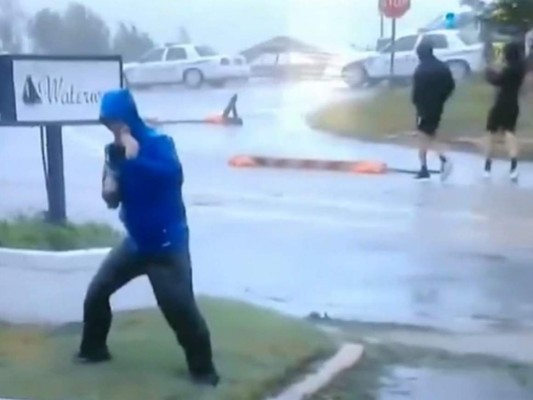 Mike Seidel lucha contra el viento durante uno de sus reportes para la cadenaThe Weather Channel.