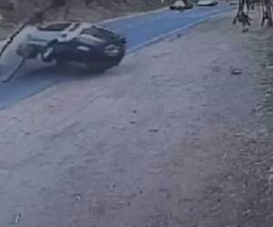 Video muestra choque entre dos camionetas en carretera hacia Valle de Ángeles, Honduras. Algunos lesionados, casi tragedia.