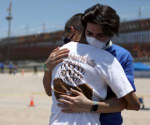 El evento anual en el Río Grande reunió a unas 200 familias que se abrazaron luego de años de separación. Foto AFP