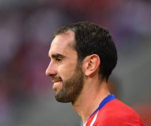 El defensa uruguayo del tletico de Madrid, Diego Godin, abandona el campo de juego después de su último partido con el Atlético de Madrid después del partido de fútbol de la Liga española entre el Atlético de Madrid y Sevilla en el Estadio Wanda Metropolitan de Madrid. Foto: AFP