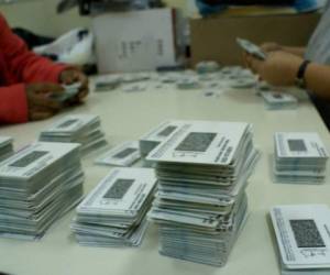 Decenas de miles de cédulas de identidad están depositadas en lugares especiales en el RNP de Tegucigalpa y San Pedro Sula. (Foto: El Heraldo)