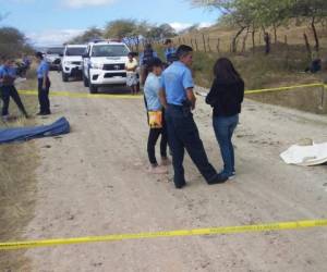 Agentes policiales acordonaron la zona del crimen.