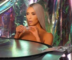 Kim durante el 2017 en un serie de fotoagrafías donde posa desnuda para promocionar su línea de maquillaje.