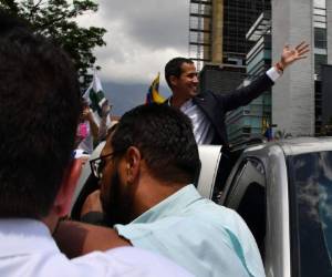 Reconocido por más de 50 países como presidente interino de Venezuela, Guaidó, de 35 años, regresó de una gira por Colombia, Brasil, Paraguay, Argentina y Ecuador. Foto: AFP