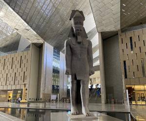 Un coloso de 83 toneladas de Ramsés II, que fue trasladado al vestíbulo del nuevo Gran Museo Egipcio (GEM), da la bienvenida en el nuevo Gran Museo Egipcio, que lleva mucho tiempo creando expectación entre los amantes de la Egiptología. A continuación un recorrido por sus faraónicas instalaciones.