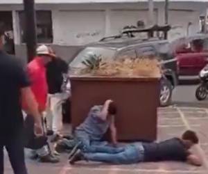 Los dos hombres jóvenes fueron acorralados por ciudadanos molestos, quienes los golpearon por presuntamente dedicarse a robar.
