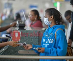 Un pasajero usa una máscara mientras espera en el control de pasaportes en el Aeropuerto Internacional de Bole en Addis Abeba. Foto: Agencia AFP.