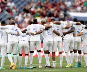 Los jugadores de la Selección de Honduras enlazan los brazos durante los tiros penales contra Costa Rica.