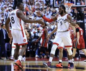 Bismack Biyombo celebra con DeMarre Carroll el pase a la final. Foto: Agencia AFP
