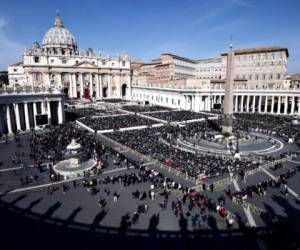 A diario, miles de turistas y feligreses visitan la icónica basíica y plaza de San Pedro en el Vaticano. Foto: AFP