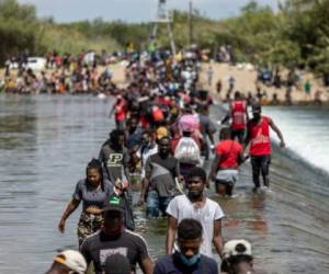 Migrantes cruzan el Río Grande cerca de un campamento de migrantes temporal debajo del puente internacional el 18 de septiembre de 2021 en Del Rio, Texas. Foto: AFP